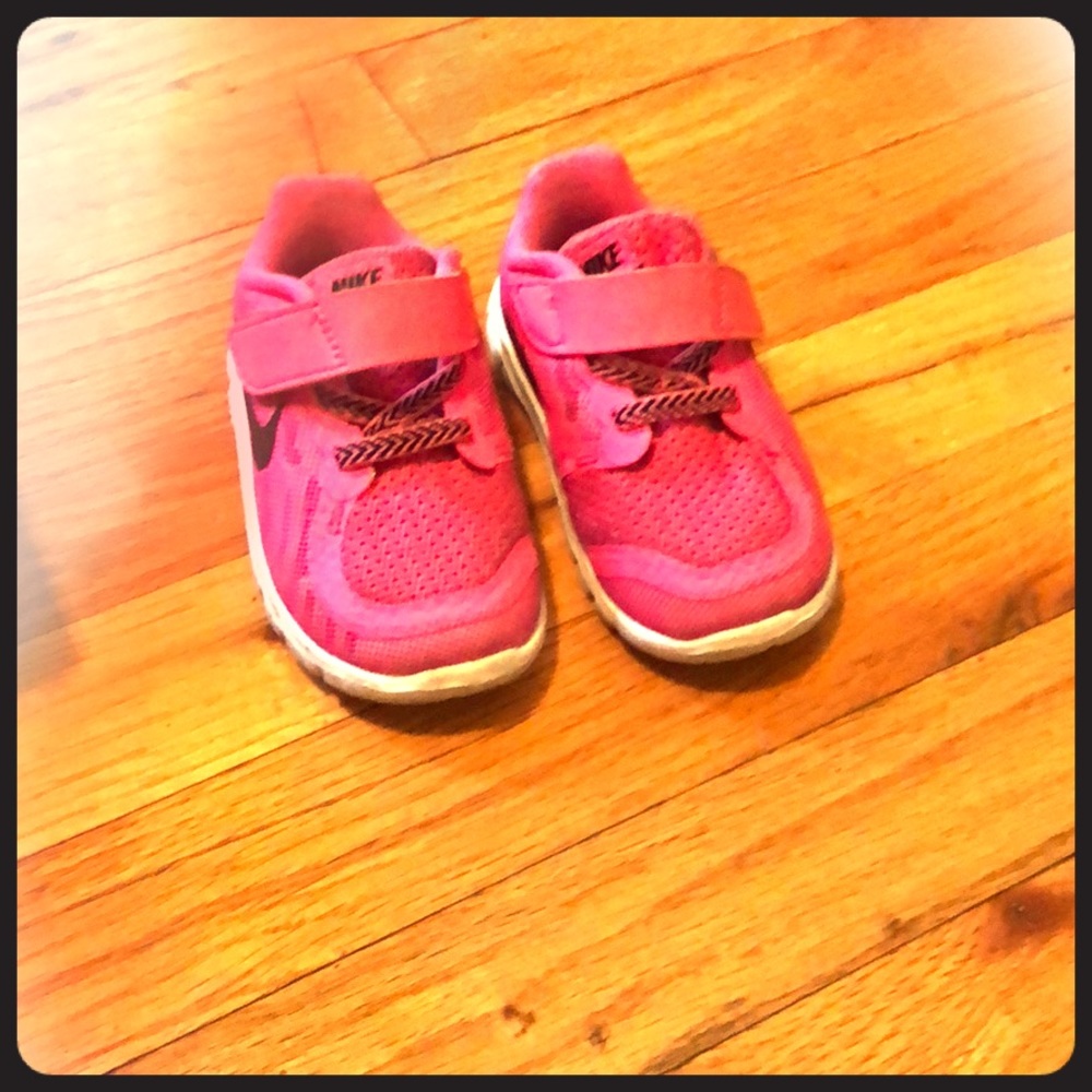 Trainers Nike Free5 size toddler 6 Pink/ white